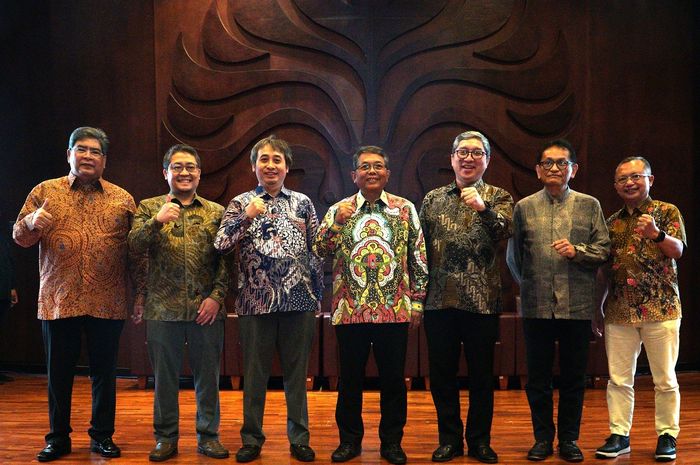 Terbongkar strategi Toyota, mulai dari kendaraan konvensional yang hemat bahan bakar hingga mobil hybrid dan listrik. Termasuk green energi seperti biofuel, ethanol, hydrogen