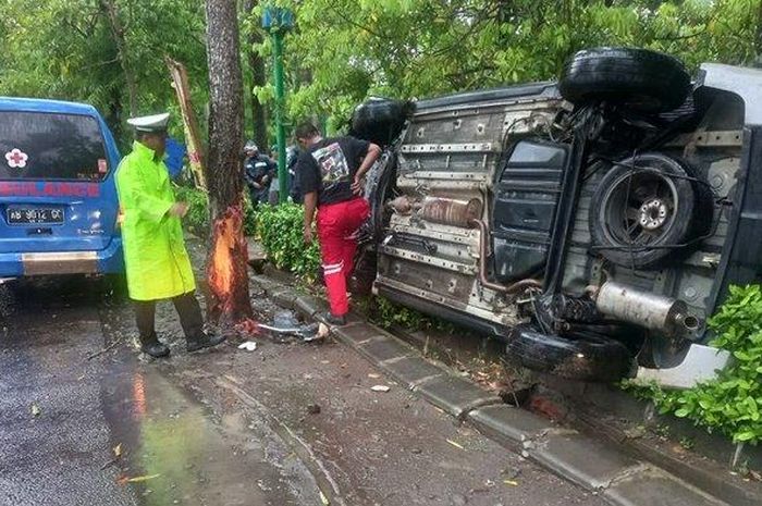 Mitsubishi Xpander terguling di wilayah Pengasih, Kulon Progo, Yogyakarta