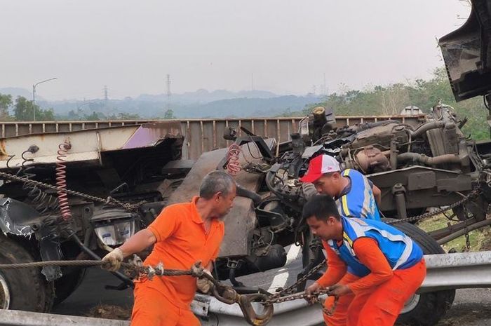 Sosok sopir truk yang diduga sebabkan kecelakaan di Tol Cipularang jadi sorotan.