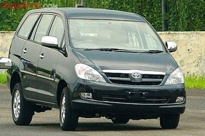 Mobil bekas Innova