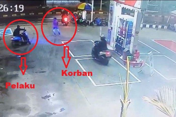 Rekaman CCTV Honda Scoopy dibegal mudah di SPBU jalan RS Fatmawati Raya, Kebayoran Baru, Jakarta Selatan oleh pelaku serba hitam 