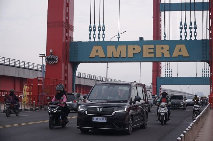 Honda STEP WGN e:HEV saat diajak keliling kota Palembang, Sumsel dalam rangkaian acara Honda e:Technology City Tour Explore Indonesia