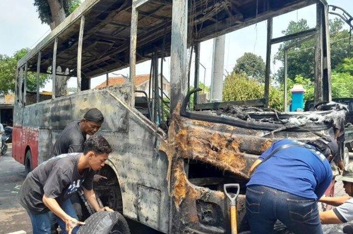 Kondisi Bus Trans Semarang usai terbakar di wilayah Getas, Cepoko, Gunungpati, kota Semarang, Jawa Tengah
