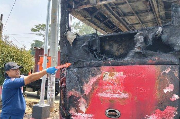 Bus Trans Semarang menghitam saat sedang melaju di jalan. Diduga ini penyebabnya