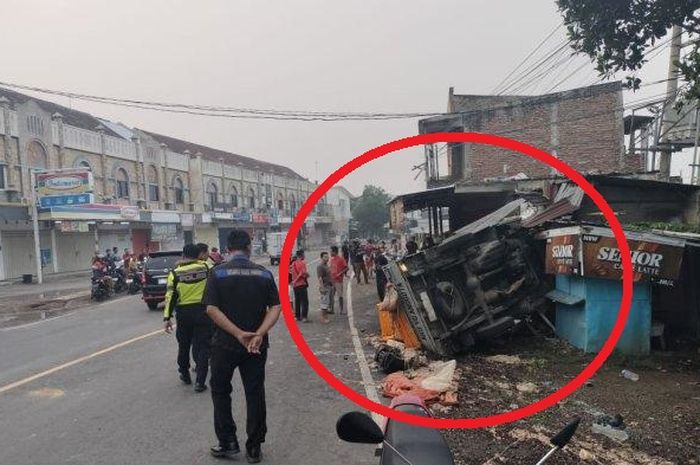 Dalam lingkaran merah Daihatsu Gran Max kayang terobos kios usai menghantam bengkel mesin diesel di Jalan MT Haryono, Jingglong, Ponorogo Kota, Kabupaten Ponorogo, Jawa Timur