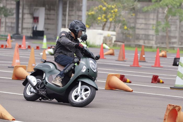 Bobot Lebih Ringan 1 Kg, Begini Impresi Naik Honda Scoopy Terbaru - GridOto.com