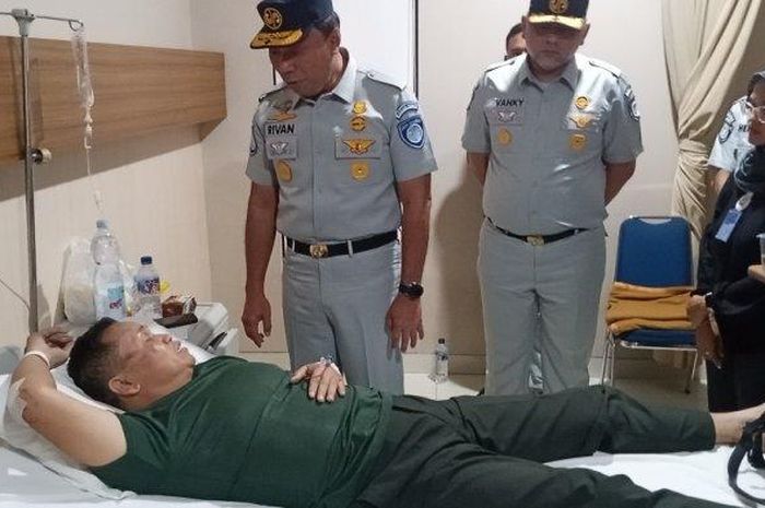 Letkol Inf TNI AD Sutrisno yang menjadi korban kecelakaan beruntun KM 92 tol Cipularang dijenguk Direktur Utama Jasa Raharja, Rivan A. Purwantono