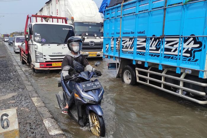 Menerobos banjir pakai motor matic berpotensi merusak CVT 