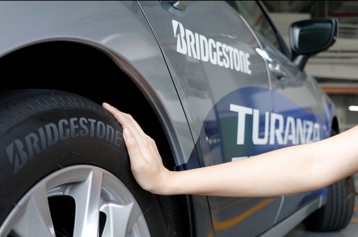 Ilustrasi pengecekan kondisi ban