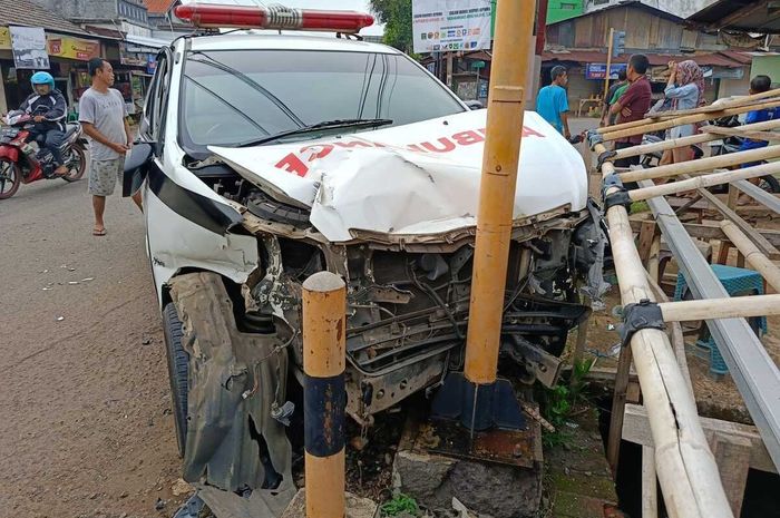Ambulans Toyota Kijang Innova tabrak tiang lampu merah di perempatan Jl Sultan Hadlirin, desa Mantingan, Tahunan, kabupaten Jepara, Jawa Tengah setelah menghantam truk tangki