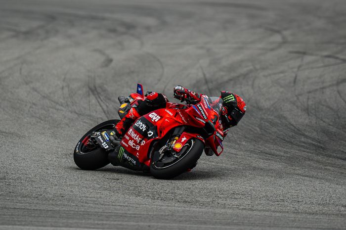 Pecco Bagnaia memimpin practice MotoGP Barcelona 2024