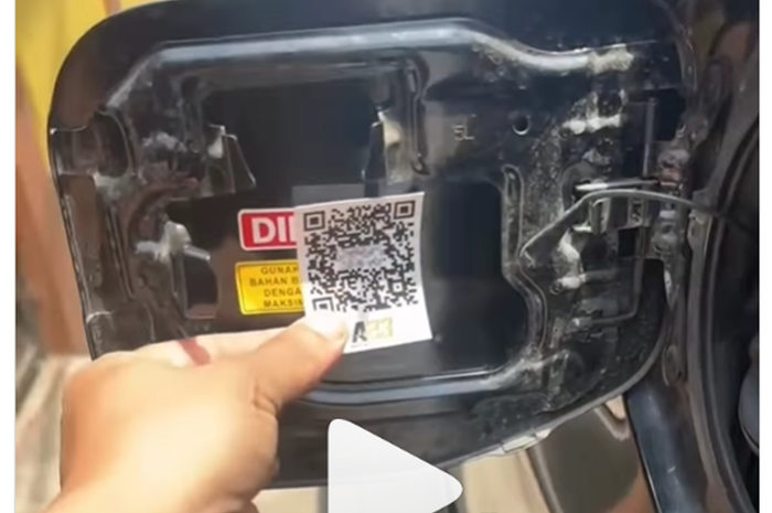 Penempelan QR Code MyPertamina di balik cover tutup tangki mobil