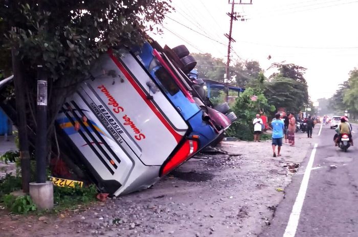 Bus Sumber Selamat terbalik di jalan raya Maospati-Ngawi, desa Malang, Maospati, kabupaten Magetan, Jawa Timur