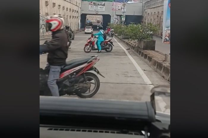 Pasukan pemotor lawan arah  dipukul mundur ambulans