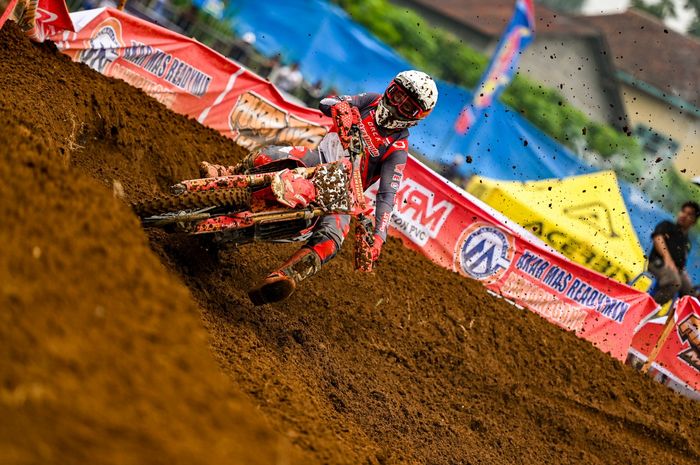 Aksi Arsenio  di Kejurnas Motocross Grasstrack 2024 kelas MX2