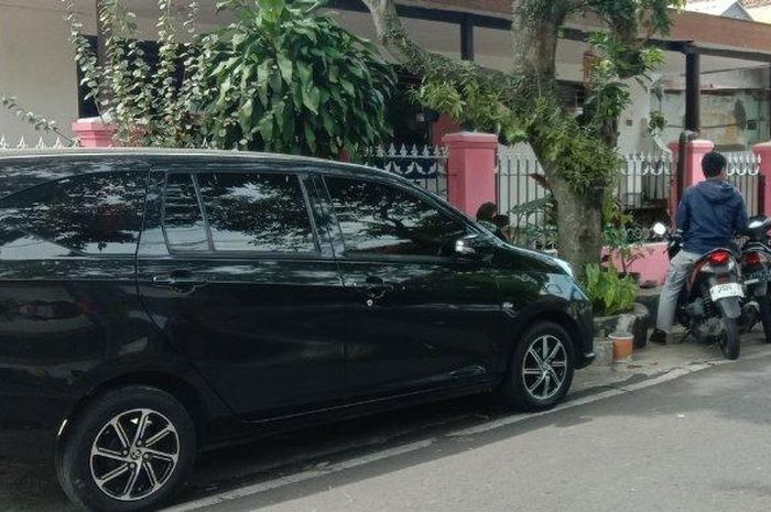 Toyota Calya yang menjadi korban pencurian ban serep di Jl Lembang RT 10/03, Klojen, Kota Malang, Jawa Timur