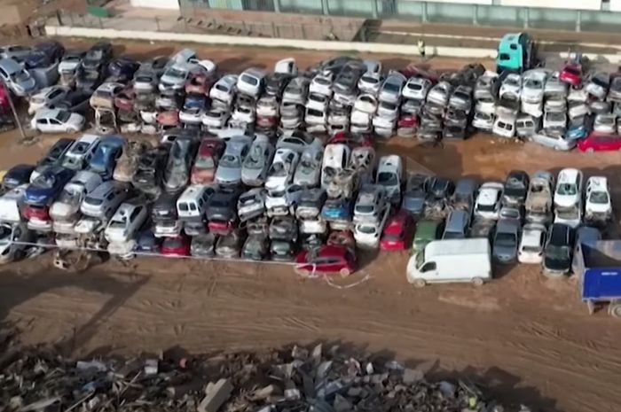 Ratusan ribu mobil rusak parah dan jadi bangkai efek banjir bandang di Valencia, Spanyol