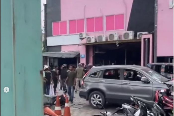 Anggota Ormas merusak motor dan mobil di dalam cucian mobil di Jl Tuanku Tambusai, kota Pekanbaru, Riau