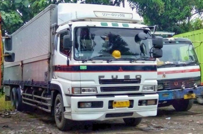 Truk Mitsubishi Fuso Bulit Up yang didatangkan dari luar negeri dengan skema impor truk bekas