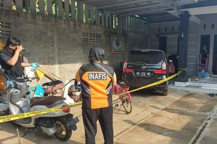 Tim INAFIS Polri olah TKP di rumah warga Pelret Panjatan, Kulon Progo, Yogyakarta karena kehilangan Honda Vario 125