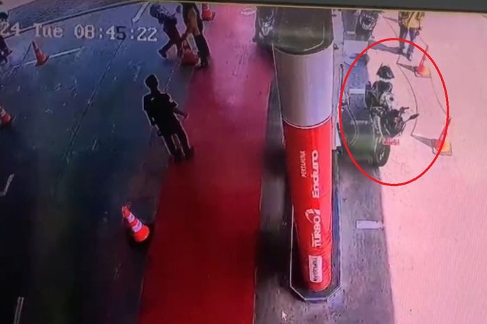 Viral pengendara Honda CBR pelat merah lakukan aksi tak terduga ke operator SPBU. Ini masalahnya