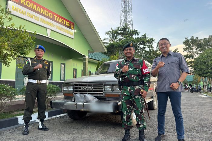 Dansatgas Yonarmed 11 Kostrad, Letkol Arm Gde Adhy Surya Mahendra bersama jajaran menunjukan Toyota Land Cruiser HJ60 selundupan asal Malaysia yang tertangkap di perbatasan