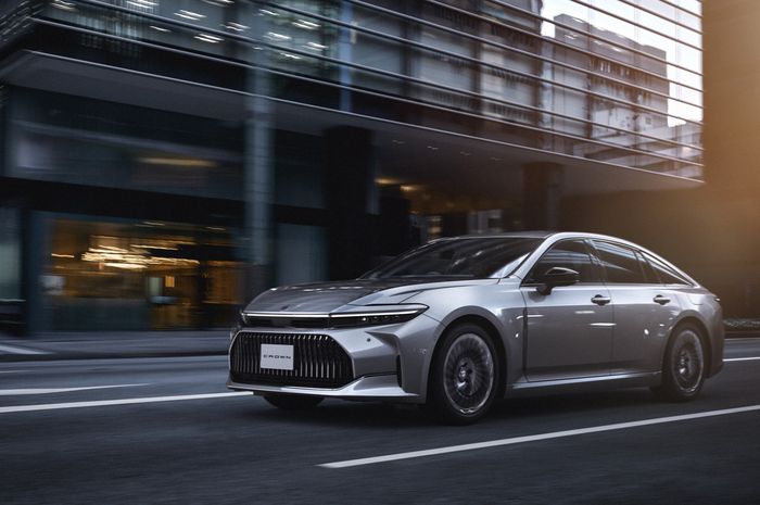 Cocok Buat Menteri, Toyota Crown Hybrid Terbaru Tampil di GJAW 2024 