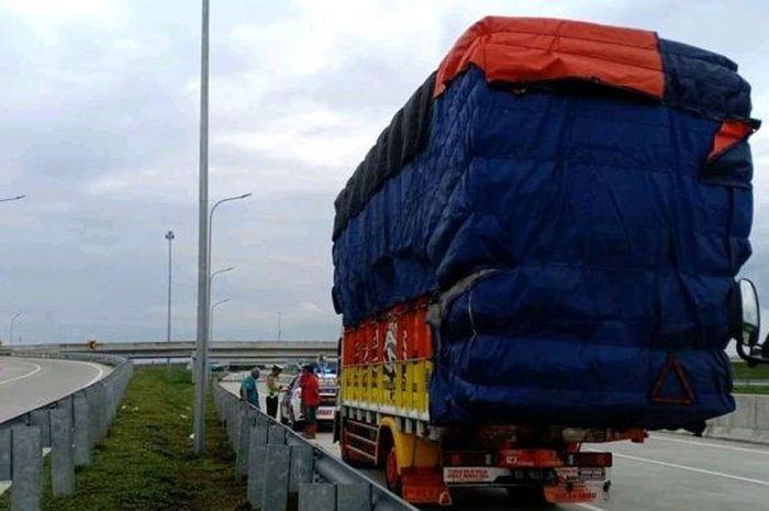 Truk ODOL ditilang Polisi di jalan tol