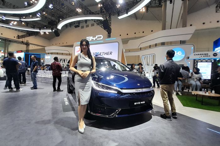 Ilustrasi booth BYD di pameran otomotif