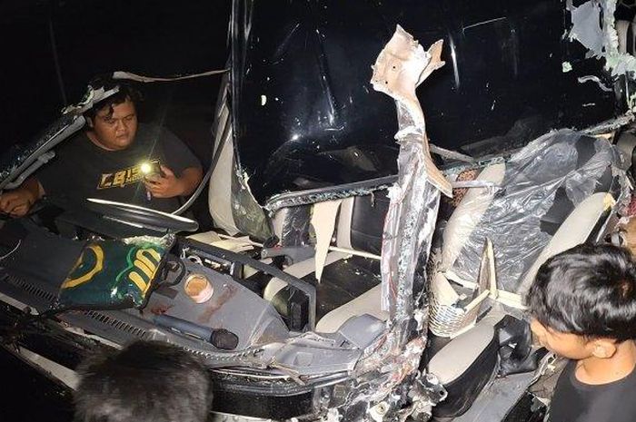 Isuzu Elf ringsek wajah depan usai terjang truk tronton di depan. Satu nyawa melayang