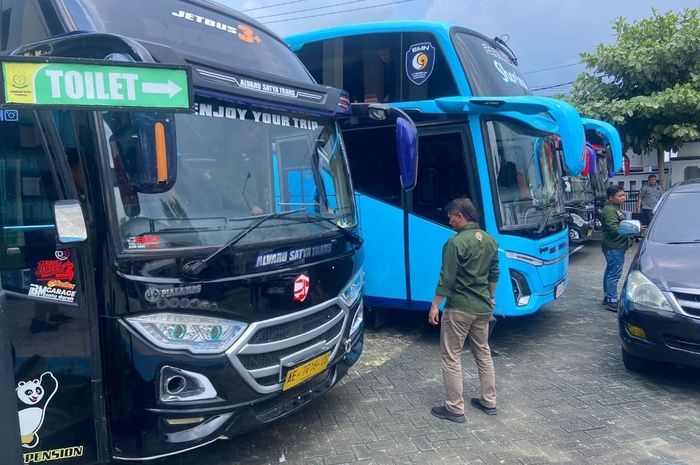 Unit-unit Bus dan mobil yag disita Kejari Ponorogo atas kasus korupsi Dana BOS SMK 2 PGRI Ponorogo