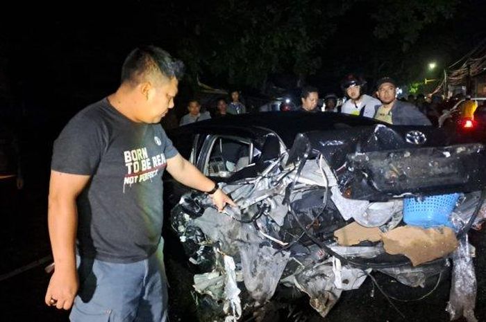 Kondisi Toyota Vios yang ikut ditabrak beruntun Honda Jazz di Jl Sukaraja, desa Pasirhalang, Sukaraja, Sukabumi