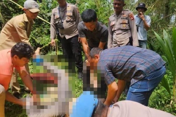 Mayat pria bernama Muhammad Rafli (23) ditemukan di semak-semak desa Cibuniah, Pamijahan, kabupaten Bogor saat COD gadai motor