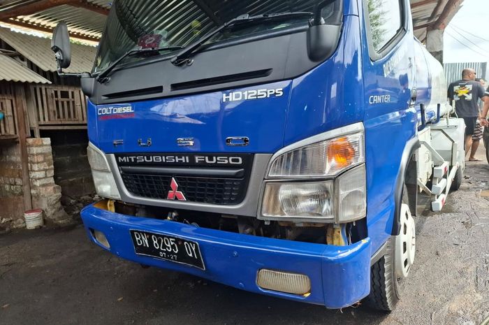 Truk tangki Mitsubishi Canter yang dipakai menimbun Solar di Sungailiat, Bangka, Kepulauan Bangka Belitung