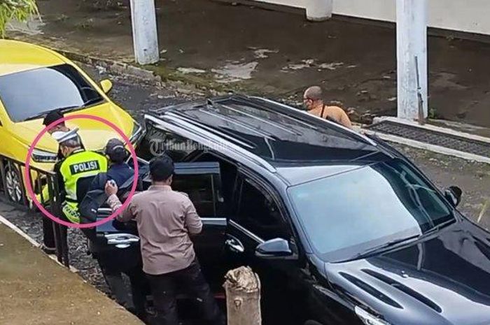 Gubernur Bengkulu, Rohidin Mersyah memakai rompi Polantas saat digelandang tim KPK