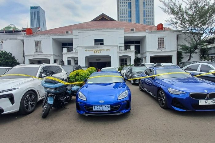 Deretan mobil dan moge yang diamankan dari para tersangka backing judi online di Kementerian Komunikasi dan Digital (Komdigi)