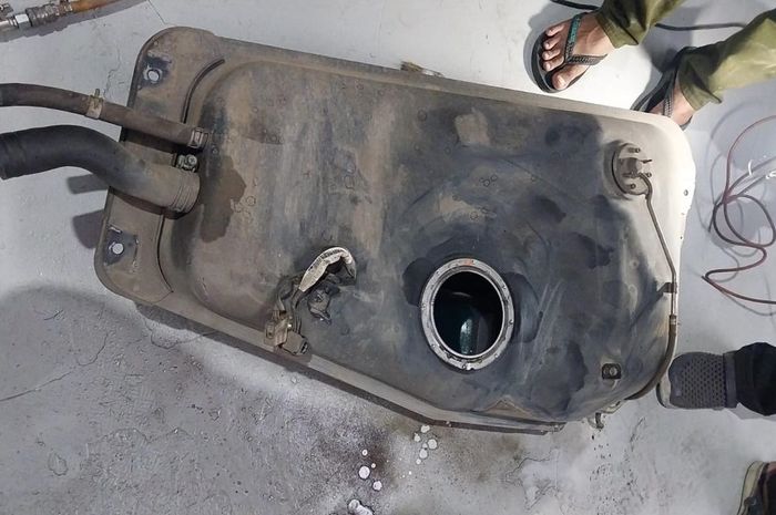 Ilustrasi tangki bahan bakar mobil bekas