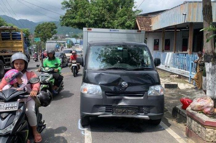 Daihatsu Gran Max box yang menabrak lansia pengendara motor hingga tewas di dekat jembatan Pokoh, Wonogiri, kabupaten Wonogiri, Jawa Tengah