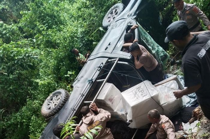 Toyota Hilux Pikap yang mengangkut logistik pilkada terbalik di Desa Persiapan Waegarahi, Fenaleisela, Kabupaten Buru, Maluku