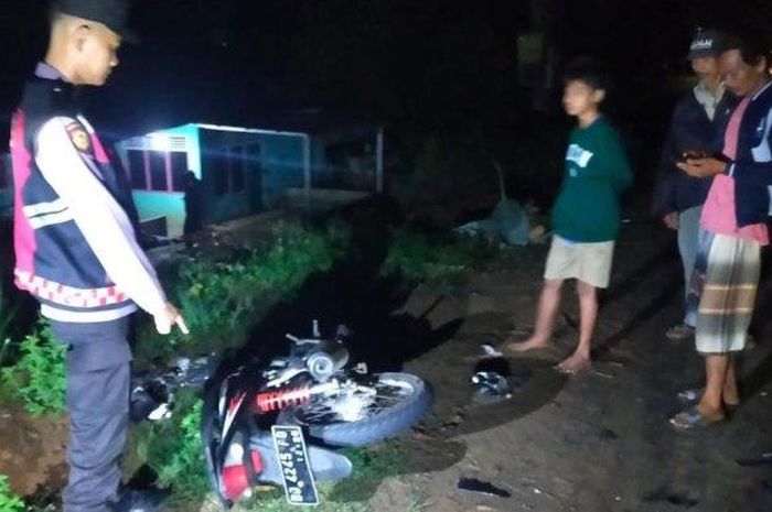 Warga dan Polisi evakuasi pengendara Honda Revo Fit dan rekannya yang menjadi korban tabrak lari di Jalan Lintas Barat, Babatan, Sukaraja, kabupaten Seluma, Bengkulu