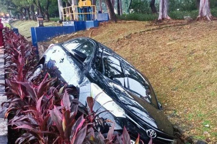 Toyota Vios kecemplung got di Jl Kolonel Sugiono, Duren Sawit, Jakarta Timur