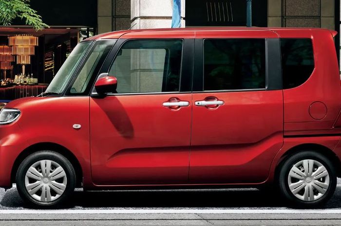 penampakan mobil compact Daihatsu Tanto yang dijual di Jepang dengan model pintu geser, punya konsumsi BBM seirit ini
