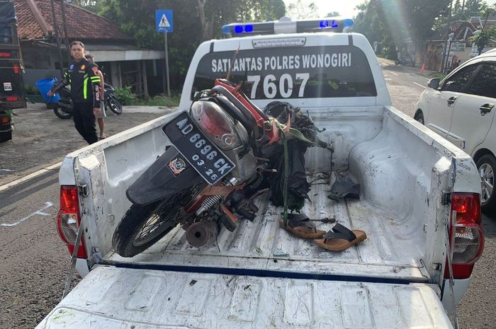 Yamaha Vega R hancur lebur tabrak truk berhenti di bahu jalan raya Wonogiri-Ponorogo, depan bakso Derogab, desa Bulusulur, Wonogiri, kabupaten Wonogiri