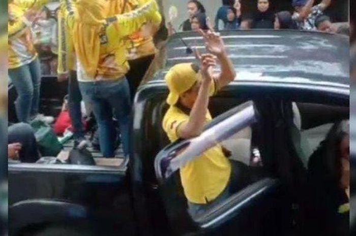 Toyota Hilux pelat merah milik Pemkab Sumedang dipakai kampanye petinggi partai Golkar untuk pasangan cabub-cawabub Eni Sumarni-Ridwan Solichin