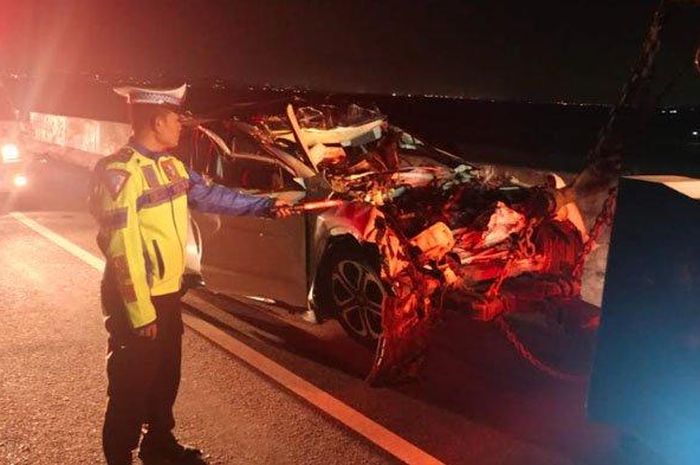 Honda HR-V tabrak truk tronton muatan semen di tol KLBM Gresik, Jawa Timur tewaskan ibu, anak dan ART