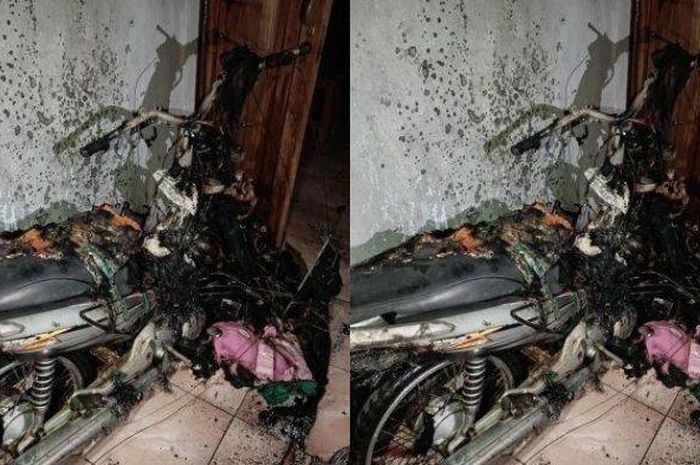Honda Supra X 125 terbakar di dalam rumah akibat keisengan anak si pemilik sendiri di Desa Telukagung, Kecamatan/Kabupaten Indramayu, Jawa Barat