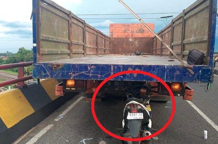 Yamaha Xeon RC tabrak truk tronton mogok di atas flyover Peterongan, Jombang