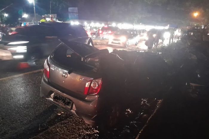 Toyota Agya bak dibelah dua usai digebrak pohon asam di Malang