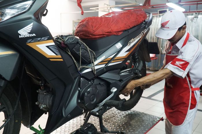 Ilustrasi mengencangkan rantai motor