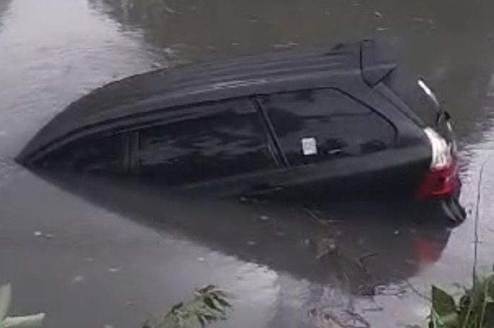 Toyota Avanza milik warga kesapu  hujan angin hingga masuk sungai dan terseret 25 meter